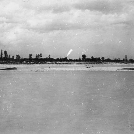 Il Piave in piena. Pontoni austro-ungarici abbandonati presso Nervesa, giugno 1918. © IWM (Q 65266)