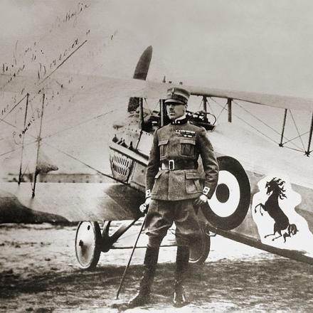 Il maggiore Francesco Baracca accanto al suo caccia SPAD S.XIII.