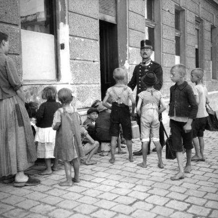 Vienna. Bambini davanti a una cucina di guerra. © Österreichische Nationalbibliothek_at_rec_baa10089559