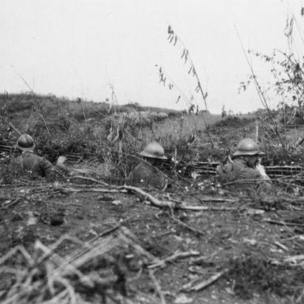 Truppe italiane che presidiano trincee lungo la strada n. 13 del Montello, giugno 1918. © IWM (Q 65215)