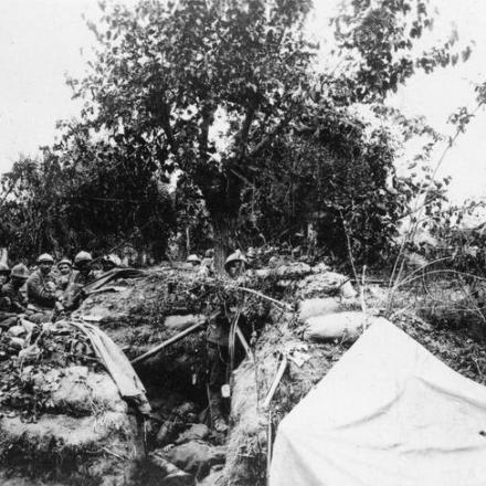 Truppe italiane in prima linea vicino a Candelu, Piave, il 22 giugno 1918. © IWM (Q 65347)