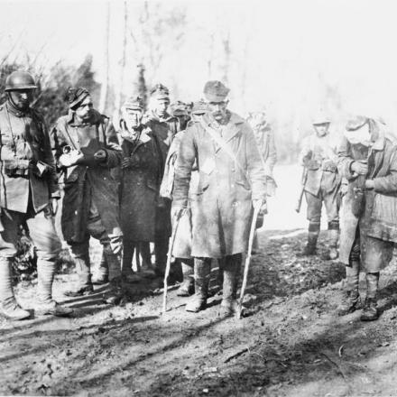 Fagaré, prigionieri feriti austro-ungarici presi sul Piave. © IWM (Q 106568)