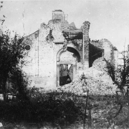 Le rovine dell'abbazia di Nervesa dopo il ritiro austro-ungarico, giugno 1918. © IWM (Q 65273)