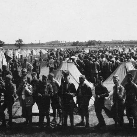 Prigionieri austro-ungarici in un campo, giugno 1918. © IWM (Q 65284)