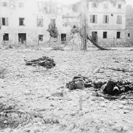 Cadaveri in una strada a Nervesa, dopo pesanti combattimenti, giugno 1918. © IWM (Q 65270)