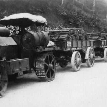 Un trattore italiano che trasporta mortai e munizioni lungo una strada che porta al Fronte di Asiago, 1918. © IWM (Q 65217)