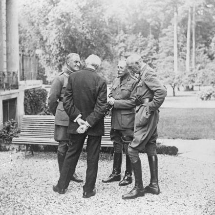 Arthur Balfour, il feldmaresciallo Douglas Haig, il generale Henry Wilson e un ufficiale americano alla conferenza interalleata al Trianon Palace, Versailles, il 2 luglio 1918. © IWM (Q 45923)