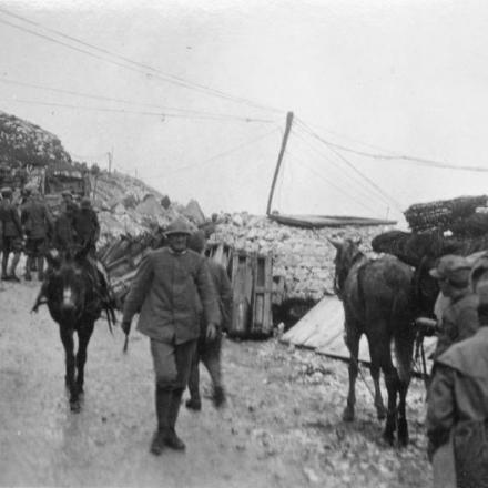 Truppe italiane e trasporti sul Monte Grappa. © IWM (Q 65233)