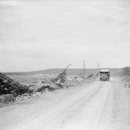 Ambulanza su una strada che era stata camuffata dai tedeschi. Vicino a Pourcy, luglio 1918. © IWM (Q 6869)