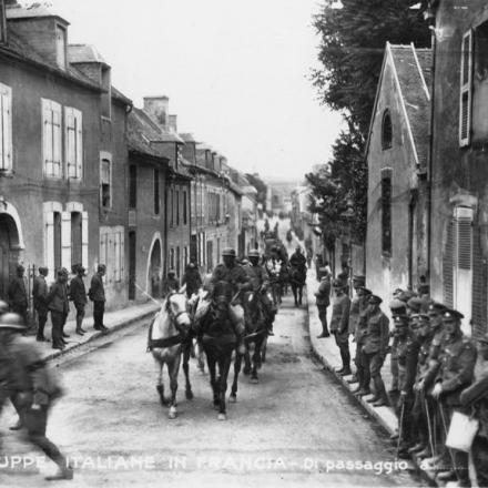Truppe italiane passano per Epernay sulla Marna, 1918.