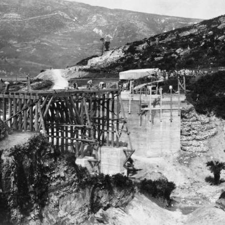 Le truppe italiane costruiscono un ponte vicino a Valona (Vlorë), costa albanese. © IWM (Q 65196)