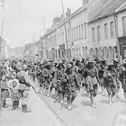 Soldati americani che attraversano St. Martin-au-Laert, 8 luglio 1918