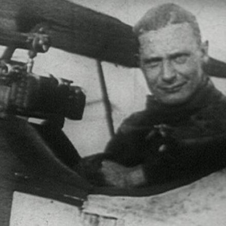 Hermann Göring nell'abitacolo dell'aereo. 