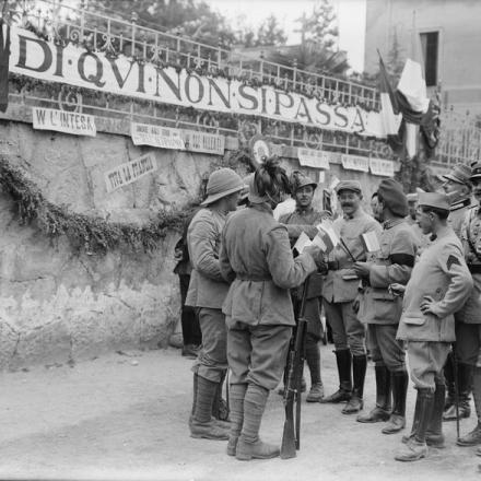 Gruppo di truppe alleate in una strada, 14 luglio 1918. Il motto: "Di qui non si passa ". Fotografia forse scattata a Granezza durante le celebrazioni dopo la vittoriosa battaglia del fiume Piave. © IWM (Q 26909)