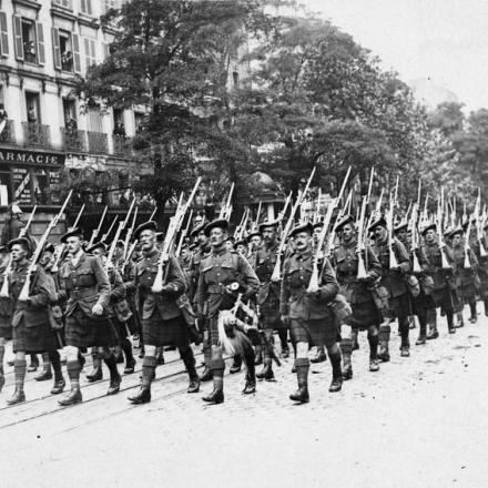 Le truppe scozzesi prendono parte alla parata della Bastiglia a Parigi, il 14 luglio 1918. © IWM (Q 78247)