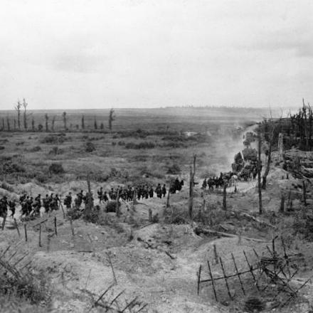 Le colonne tedesche passano una posizione francese conquistata tra Loivre e Brimont nel dipartimento della Marna. © Bundesarchiv_Bild_102-00178