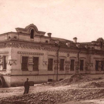 La casa di Ipatiev a Ekaterinburg, dove sono stati giustiziati lo Zar Nicola II e la sua famiglia.  Ipatjew-Haus2.jpg PD
