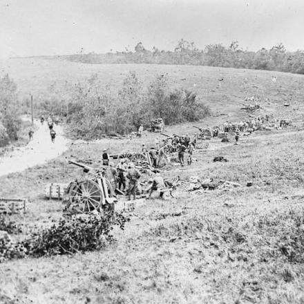 Una batteria di artiglieria da campo francese da 75 mm in azione a Longpont, il 18 luglio 1918. © IWM (Q 47947)