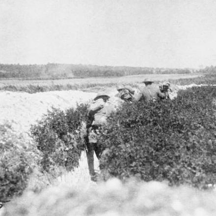 Truppe del Signal Corps  si tengono coperte mentre avanzano per posare cavi. Chateau Thierry, 19 luglio 1918. © IWM (Q 70264)