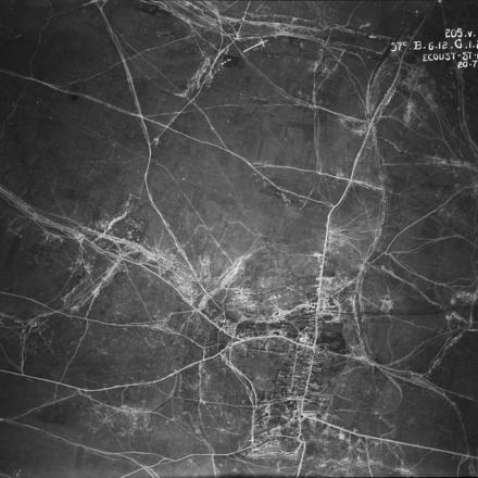 Ricognizione aerea su Écoust-Saint-Mein nel triangolo Arras-Bapaume-Cambrai  il 20 luglio 1918. © IWM (BOX 858-2098-205V-57C-1918)