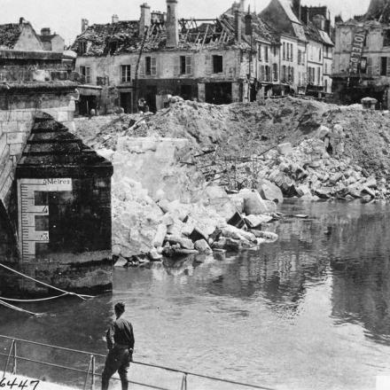 Ponte sul fiume Marne fatto saltare in aria dall'esercito francese a Chateau-Thierry, il 21 luglio 1918. © IWM (Q 70265)