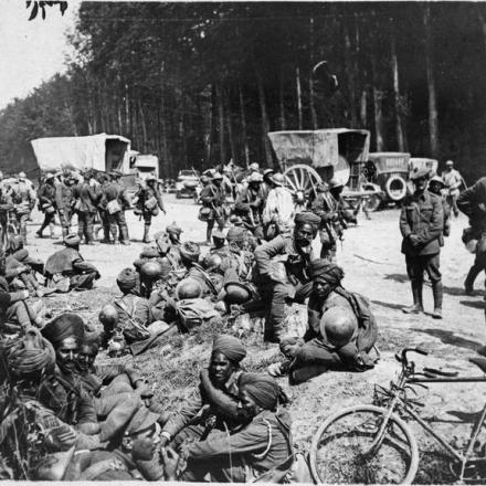 Truppe indiane che riposano sulla strada da Villers-Cotterets a Soissons sulla via per rilevare unità francesi e americane, il 21 luglio 1918.