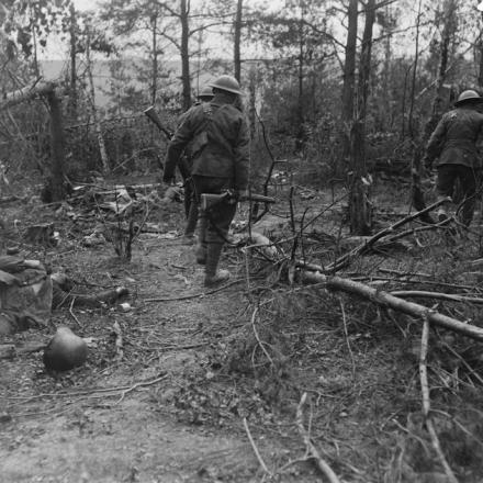 Battaglia di Tardenois. Le truppe del 5 ° battaglione, il reggimento del duca di Wellington avanzano attraverso il Bois du Petit Champ, il 22 luglio 1918.  © IWM (Q 11085)