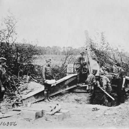 Un cannone da 155 mm di batteria "A", 146 ° reggimento d'artiglieria americano in azione vicino a Torcy, il 22 luglio 1918. © IWM (Q 58212)