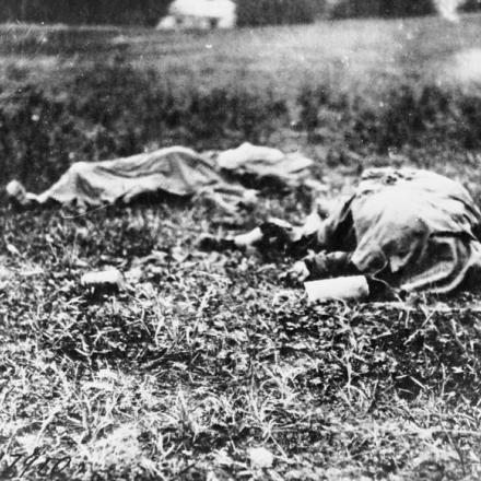 Quattro spie tedesche in uniforme francese catturate e giustiziate nella regione di Epaux-Bezu, il 22 luglio 1918. © IWM (Q 70266)