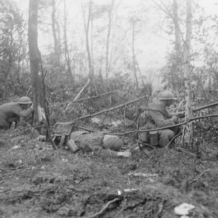 Battaglia di Tardenois. Britannici (62 ° divisione) e soldati francesi in azione a Bois de Reims, il 23 luglio 1918. © IWM (Q 11110)