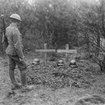Battaglia di Tardenois. Soldato del 2/4 ° battaglione,  che guarda le tombe recenti di tre soldati tedeschi. Bois de Reims, 24 luglio 1918. © IWM (Q 11091)
