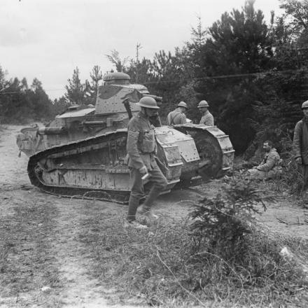 Truppe britanniche e francesi con un carroarmato Renault FT-17 nel Bois de Reims durante la Battaglia di Tardenois, il 24 luglio 1918. © IWM (Q 11120)
