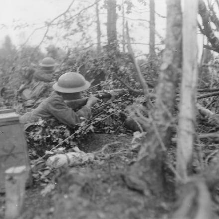 Battaglia di Tardenois. Gli uomini della fanteria della 62a divisione si sono lanciati alla ricerca del nemico nel Bois de Reims. © IWM (Q 11089)