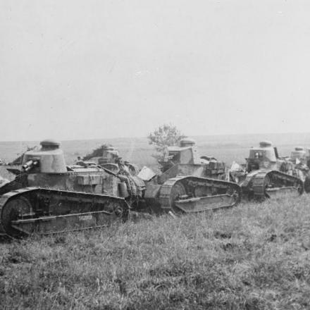 Carri armati francesi Renault FT-17 che sostano dopo un attacco nei pressi di Grisolles, il 28 luglio 1918. © IWM (Q 58238)