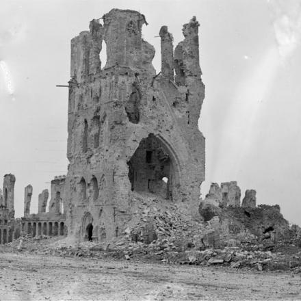 Rovine nella città di Ypres, 28 luglio 1918. © IWM (Q 9174)