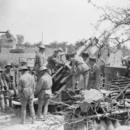 Artiglieri portoghesi che ricevono istruzioni dagli artiglieri della Royal Garrison Artillery su un obice da 9,2 pollici in azione. © IWM (Q 7892)