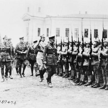 Il Maggiore Generale Frederick Poole, comandante della Forza di spedizione della Russia del Nord, ispeziona un distaccamento. US Signal Corps 