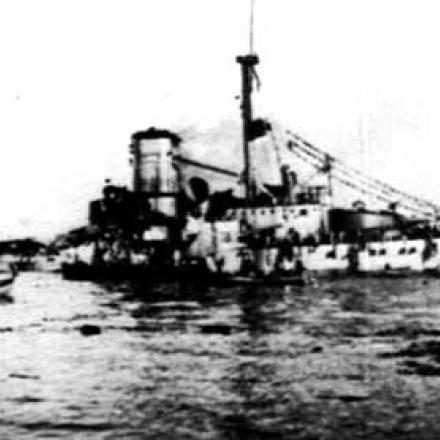 La Benedetto Brin affonda. Nel 2015, la Marina Militare ha ufficialmente dichiarato che: “… la causa dell’affondamento era infatti da attribuire ai nuovi esplosivi utilizzati per le cariche di lancio e di scoppio che, indispensabili e sempre più potenti, erano stati introdotti da troppo poco tempo perché se ne conoscessero tutte le caratteristiche relative alla loro stabilità." © marina.difesa.it© 