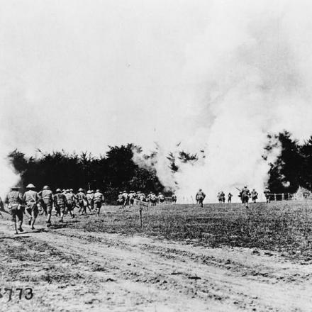 Truppe dell'American 326th Regiment di fanteria che attaccano trincee tedesche a Choloy, 1 agosto 1918. © IWM (Q 69944) 