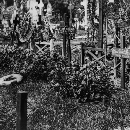 Tombe di soldati francesi nel cimitero di Bagneux a Parigi. © IWM (Q 78882)