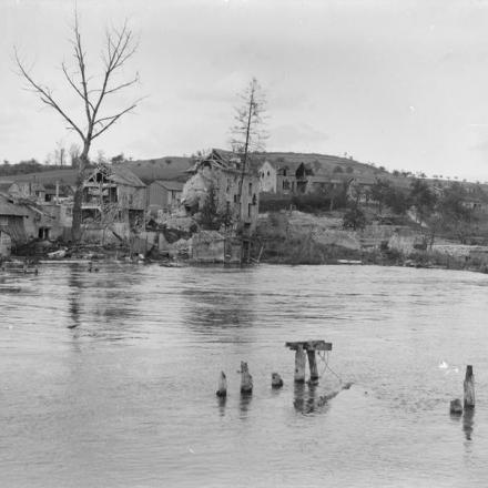 Fismes dal fiume Vesle, Fronte dell'Aisne. © IWM (Q 37209)