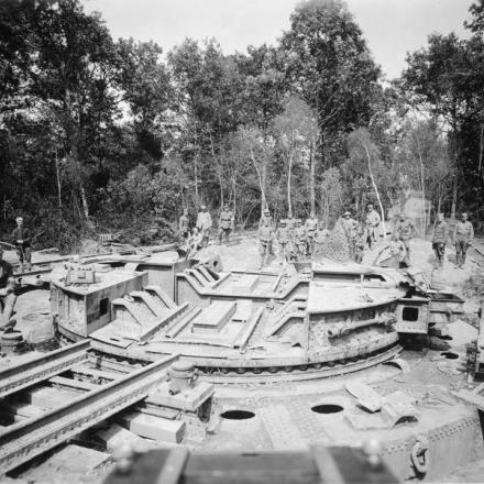 Truppe americane che esaminano la base di un pesante cannone tedesco a Breey, il 4 agosto 1918. © IWM (Q 110497)