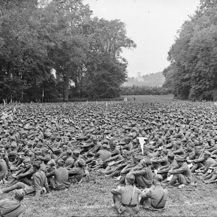 Servizio di commemorazione al 1 ° Quartier generale dell'esercito del quarto anniversario della guerra. Ranchicourt, 4 agosto 1918. Truppe britanniche e americane seduti insieme sul campo. © IWM (Q 285)