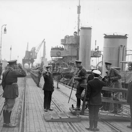 Re Giorgio V sbarca a Calais, il 5 agosto 1918. © IWM (Q 9824)