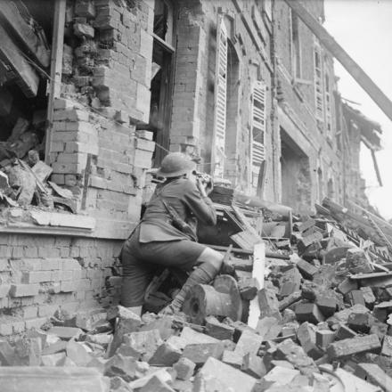 Un soldato del 18 ° Battaglione, il London Regiment (London Irish Rifles) in pattuglia diurna ad Albert che spara con un fucile munito di telescopio per mettere a tacere un cecchino, il 6 agosto 1918. © IWM (Q 6902)