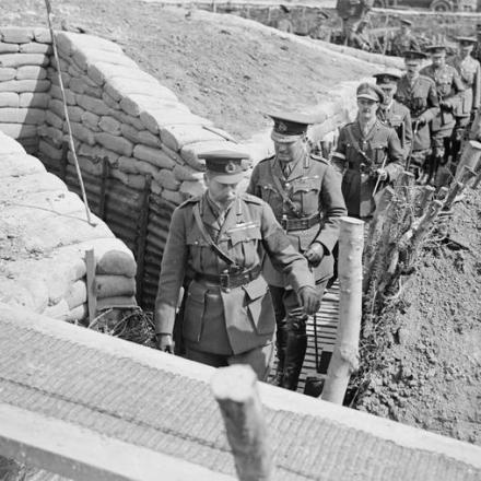 Re Giorgio V ispeziona una linea di trincea di riserva nella zona della Seconda Armata con ufficiali della Seconda Armata e del II Corpo, il 6 agosto 1918. Sullo sfondo il generale Herbert Plumer. © IWM (Q 9199)