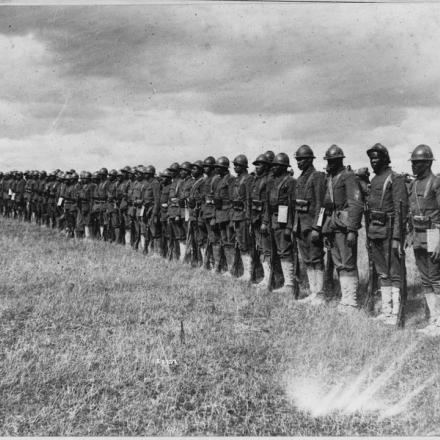 Uomini del 15th Infantry Regiment con l'elmetto francese. War Departmen 