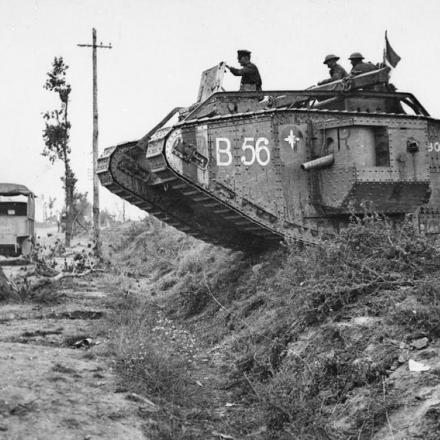 Un carro britannico Mark V  del 2 Battaglione, Tank Corps che attraversa il fossato sul lato di una strada a Lamotte-en-Santerre, l'8 agosto 1918. © IWM (Q 68975)