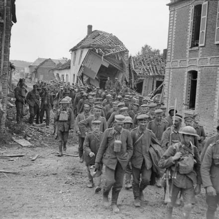 Battaglia di Amiens. Prigionieri tedeschi in marcia attraverso le rovine di Maricourt l'Abbe, l'8 agosto 1918. © IWM (Q 9195)