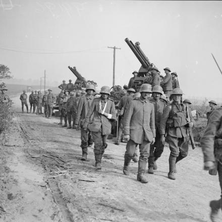 Battaglia di Amiens. Prigionieri tedeschi che passano davanti a cannoni antiaerei da 13 libbre montanti su camion Mark IV. Vicino a Maricourt-l'Abbé, l'8 agosto 1918. © IWM (Q 9196)